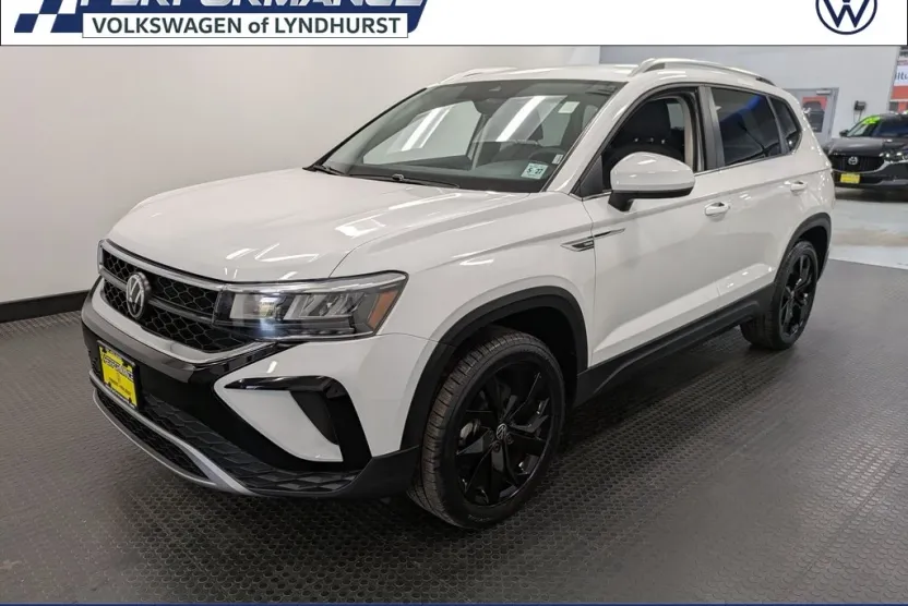 2022 Volkswagen Taos SE photo 1