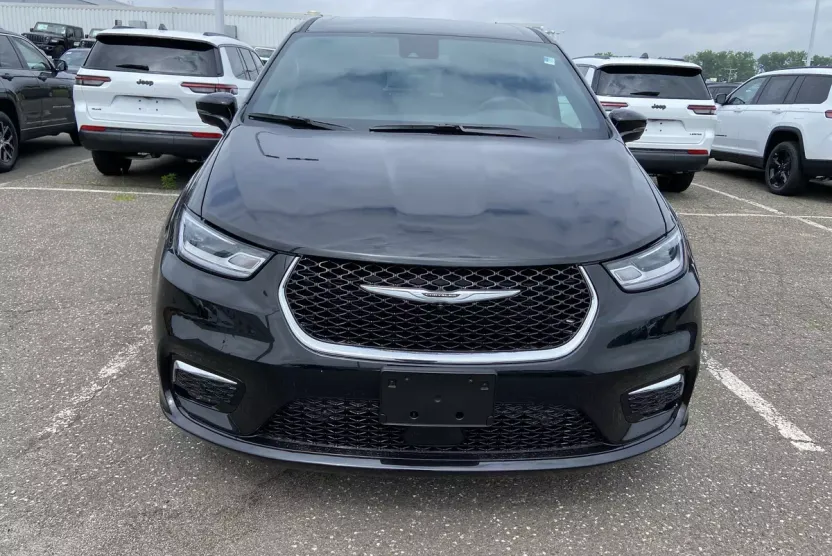 2025 Chrysler Pacifica photo 1