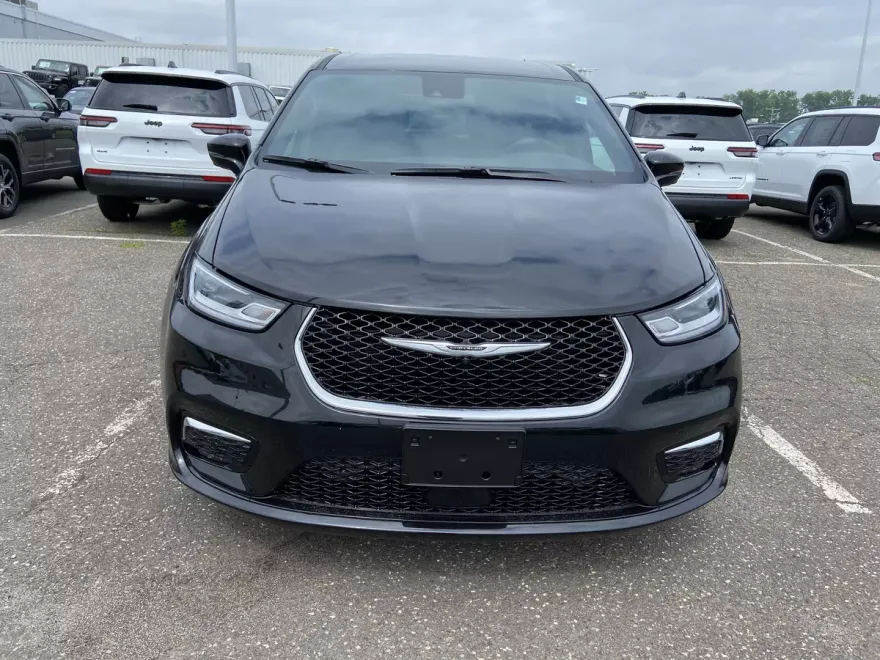 2025 Chrysler Pacifica photo 1