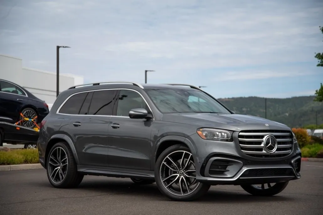 2025 Mercedes Benz GLS 450 4MATIC photo 1