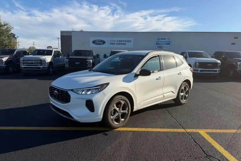2023 Ford Escape ST-Line photo 1