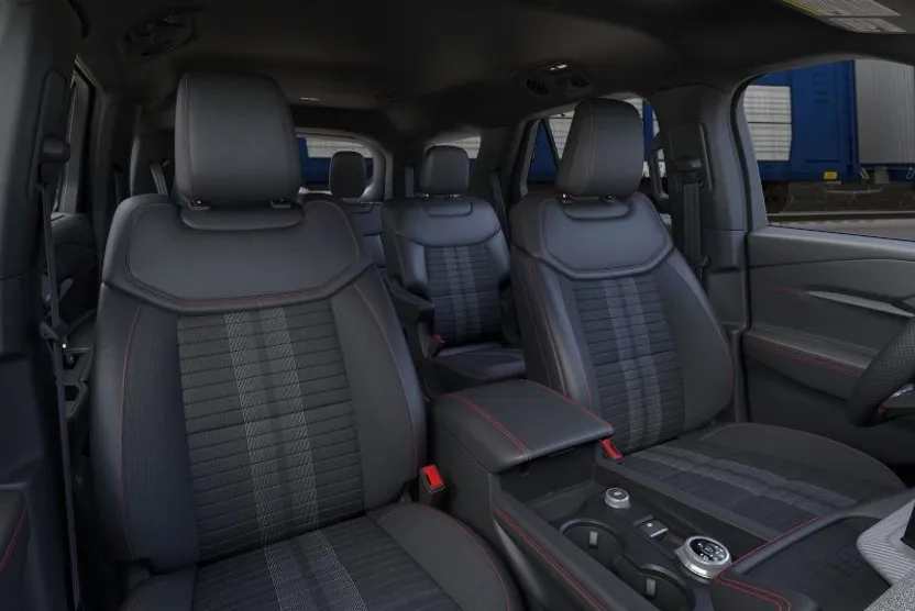 2025 Ford Explorer ST-Line photo 1