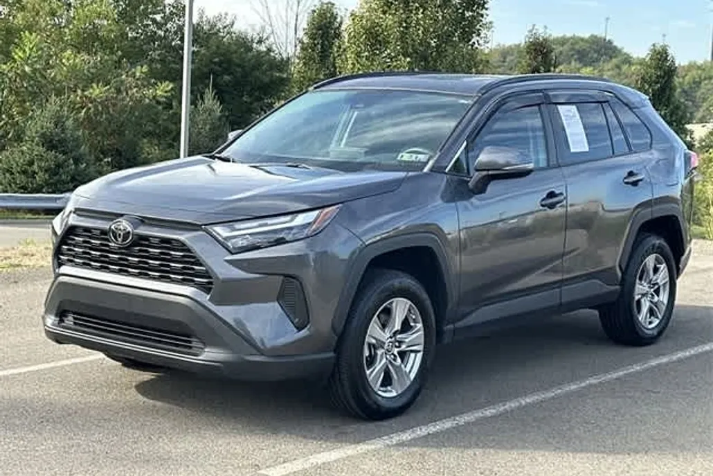 2022 Toyota RAV4 XLE photo 1