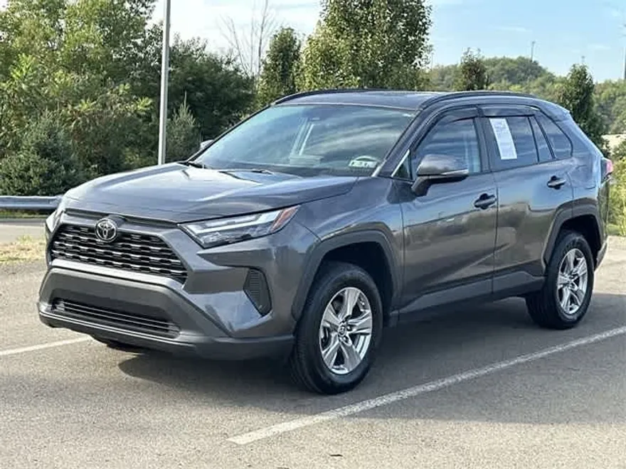 2022 Toyota RAV4 XLE photo 1