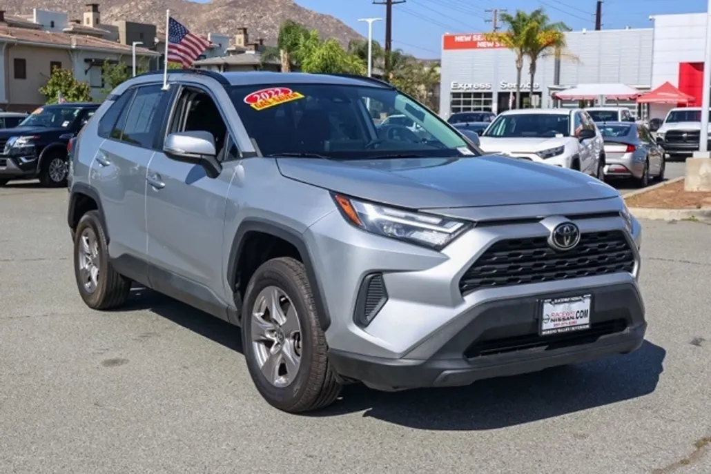 2022 Toyota RAV4 XLE photo 1