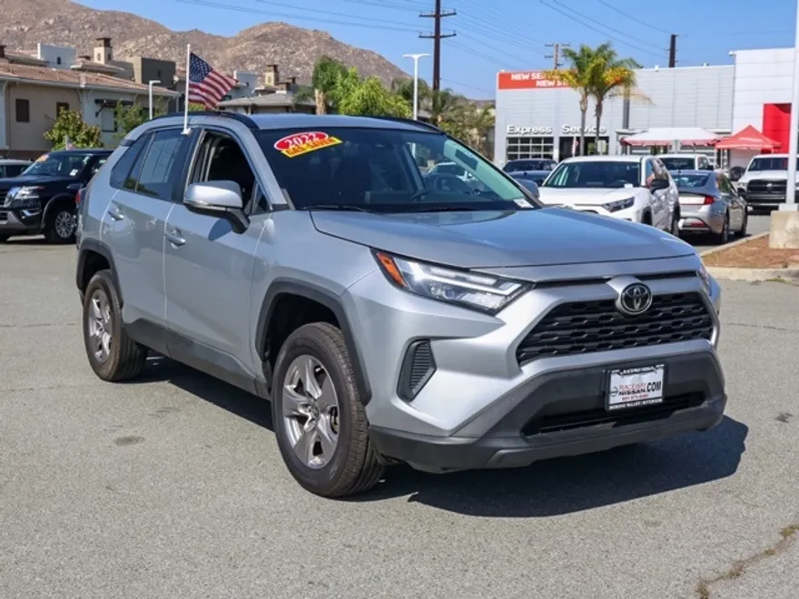 2022 Toyota RAV4 XLE photo 1