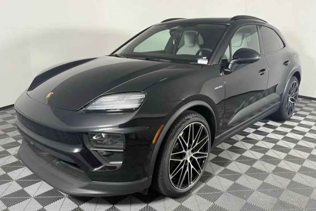 2026 Porsche Macan T photo 1