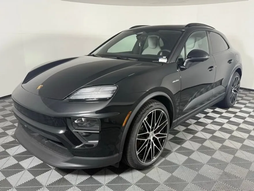 2026 Porsche Macan T photo 1