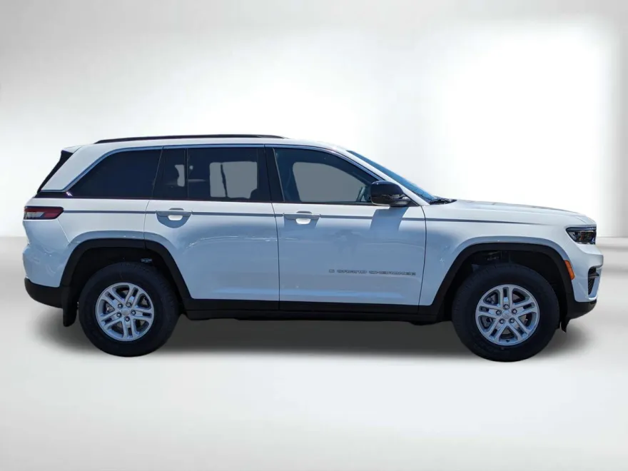 2025 Jeep Grand Cherokee Laredo photo 1