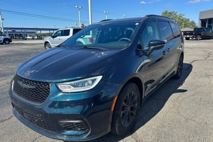 2022 Chrysler Pacifica Touring photo 1