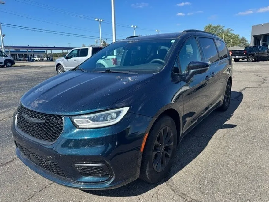 2022 Chrysler Pacifica Touring photo 1