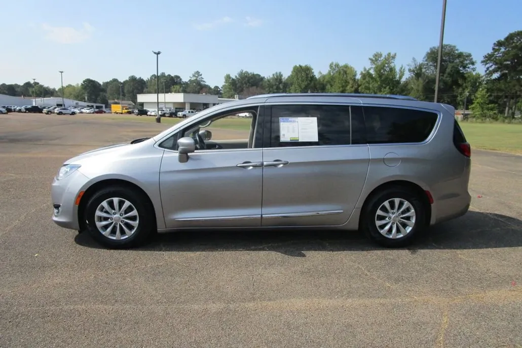 2019 Chrysler Pacifica Touring L photo 1