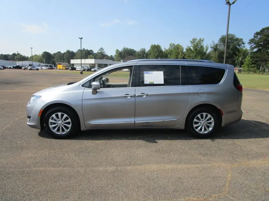 2019 Chrysler Pacifica Touring L photo 1