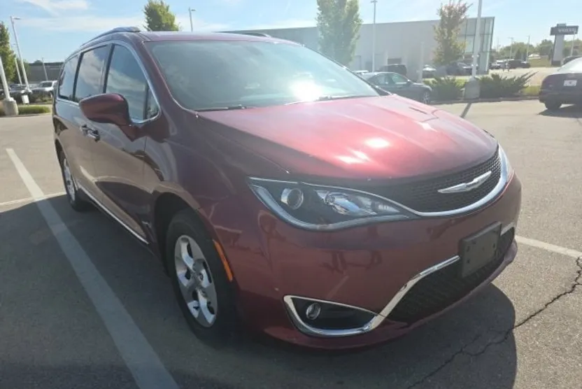 2017 Chrysler Pacifica Touring Plus photo 1
