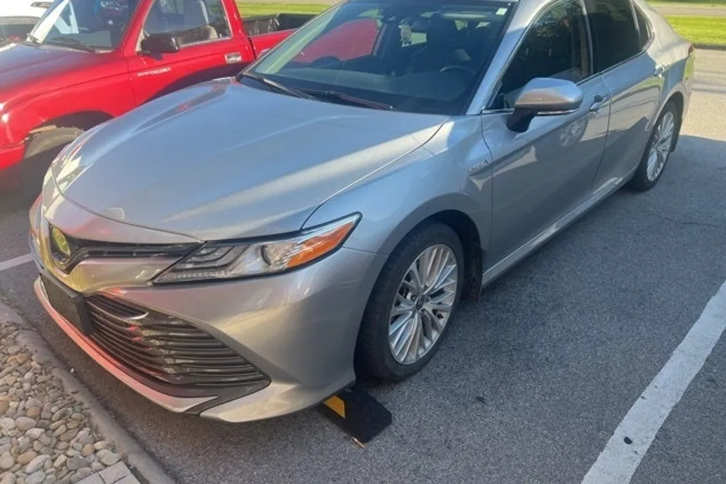 2020 Toyota Camry Hybrid XLE photo 1