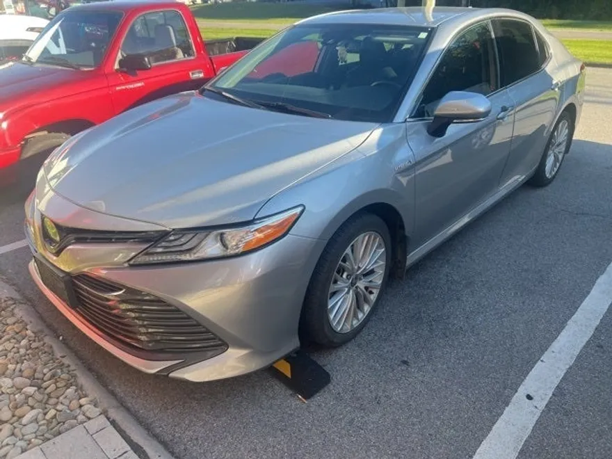 2020 Toyota Camry Hybrid XLE photo 1