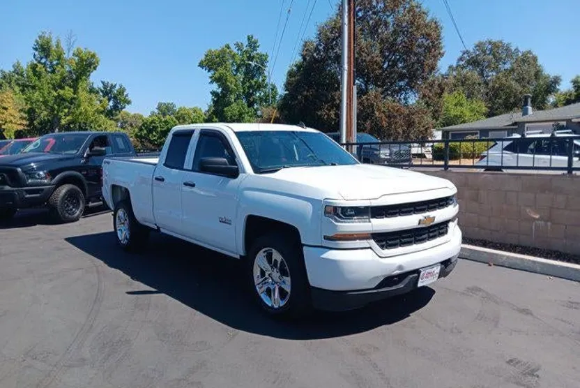 2019 Chevrolet Silverado 1500 Custom photo 1