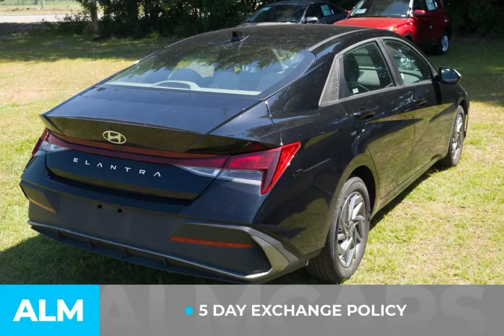 2024 Hyundai Elantra SEL photo 1