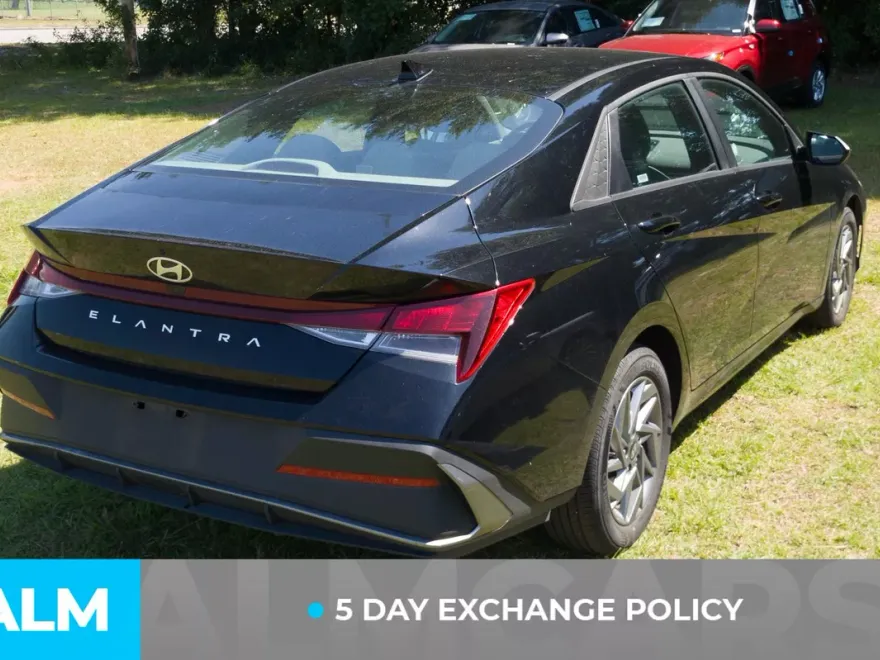 2024 Hyundai Elantra SEL photo 1