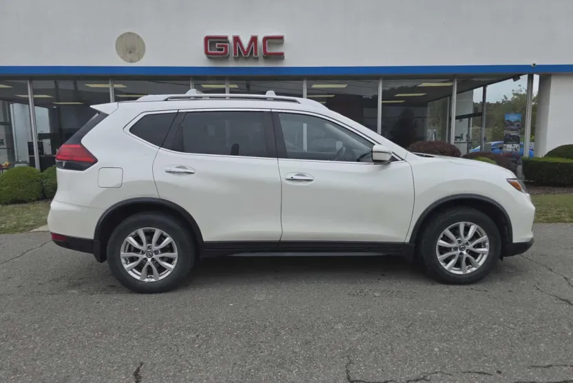 2017 Nissan Rogue SV photo 1