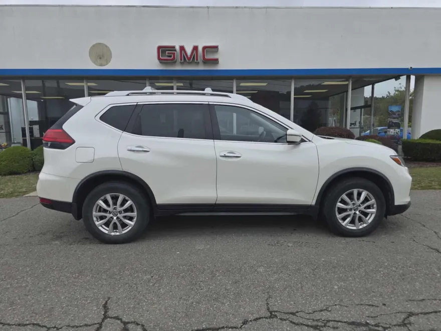 2017 Nissan Rogue SV photo 1