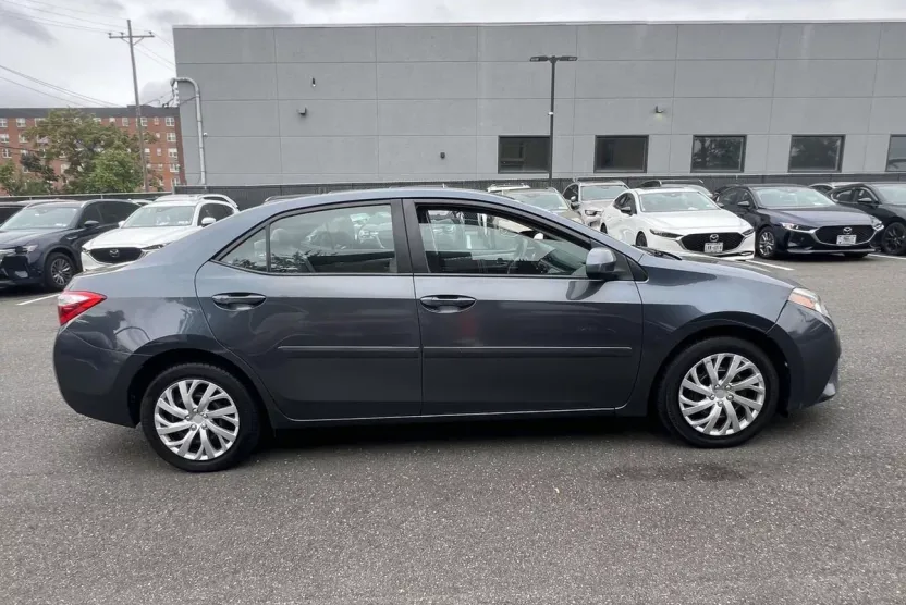 2016 Toyota Corolla LE photo 1