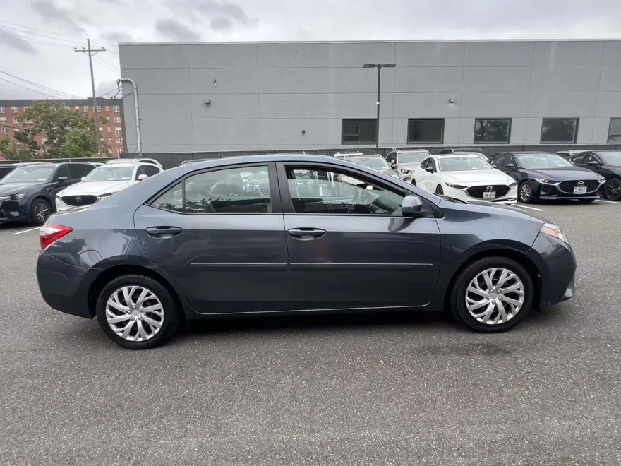 2016 Toyota Corolla LE photo 1
