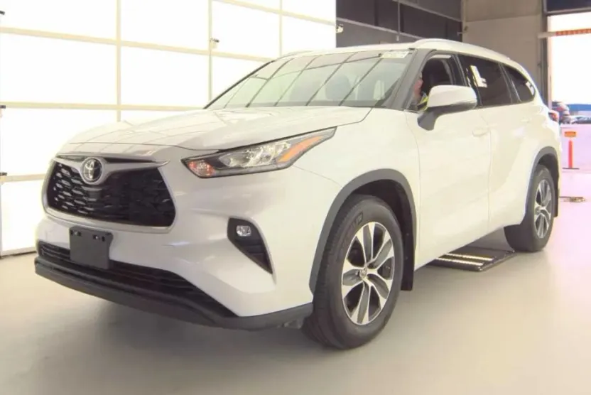 2022 Toyota Highlander XLE Sport photo 1