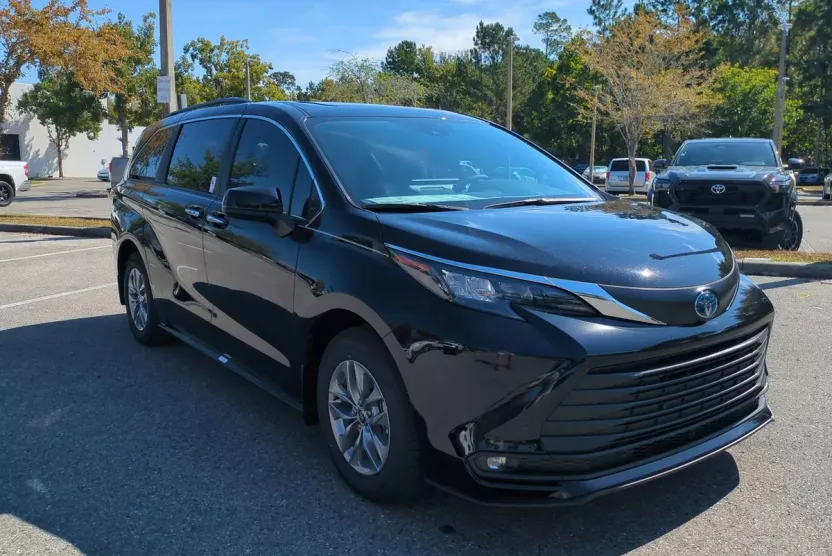 2025 Toyota Sienna XLE photo 1