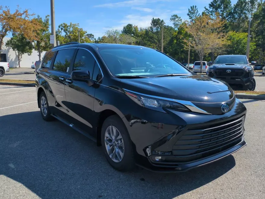 2025 Toyota Sienna XLE photo 1
