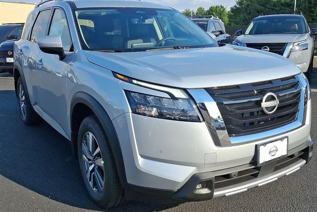 2025 Nissan Pathfinder SL photo 1