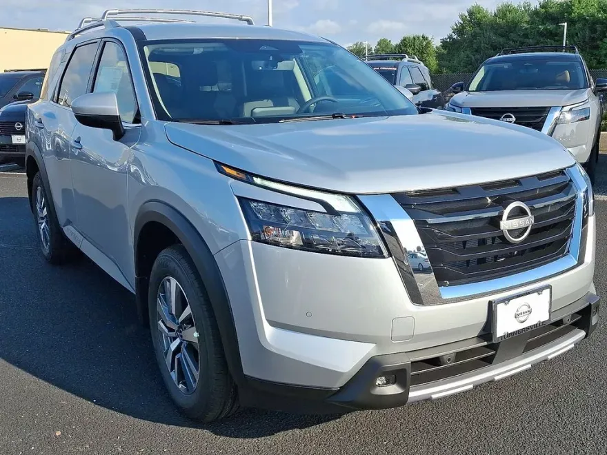 2025 Nissan Pathfinder SL photo 1