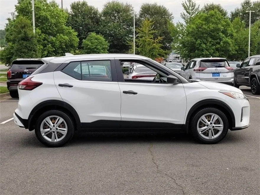 2022 Nissan Kicks S photo 1