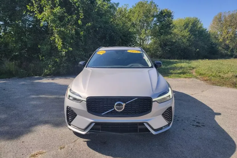 2025 Volvo XC60 B5 Plus photo 1