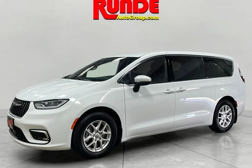 2023 Chrysler Pacifica Touring photo 1