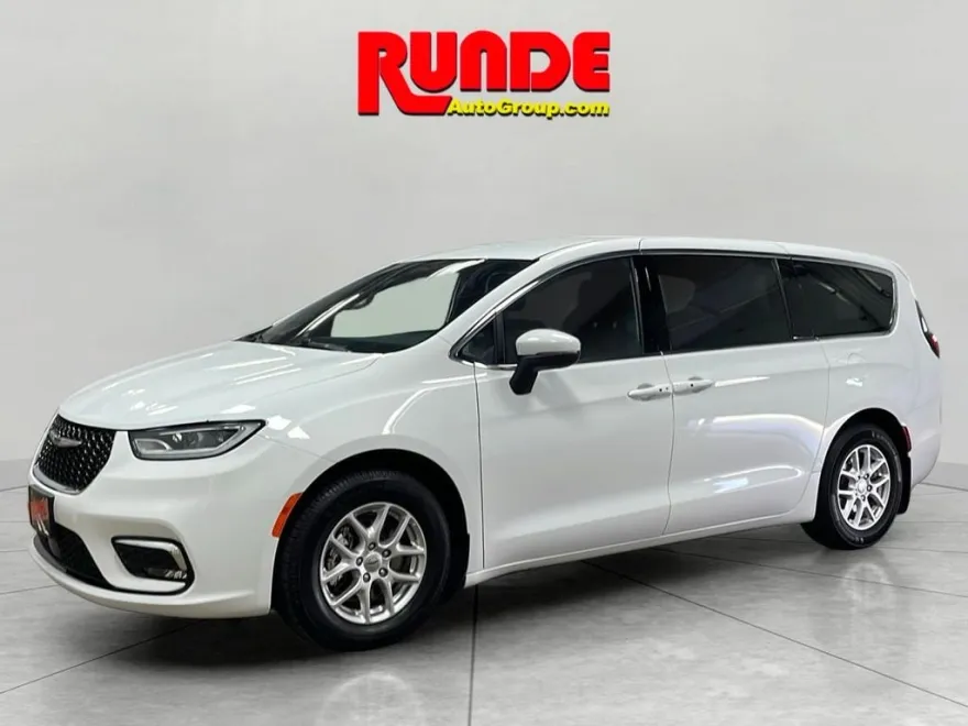 2023 Chrysler Pacifica Touring photo 1