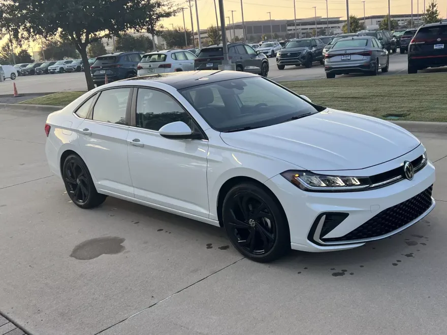 2025 Volkswagen Jetta SE photo 1