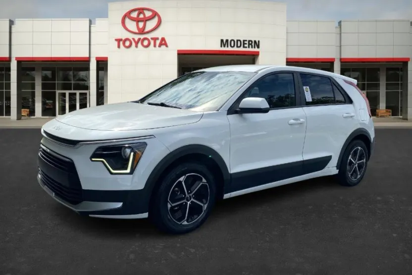2023 Kia Niro LX photo 1