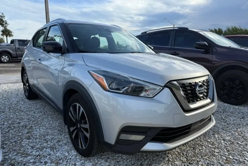 2020 Nissan Kicks SR photo 1