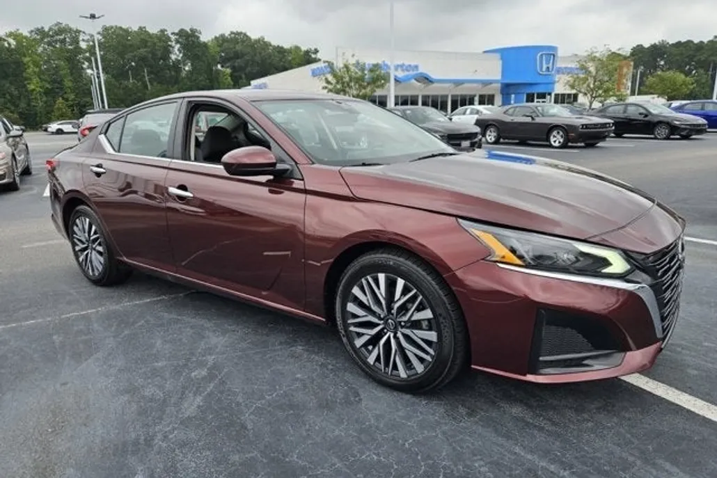 2023 Nissan Altima 2.5 SV photo 1