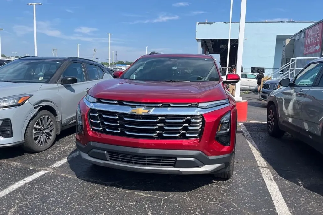 2025 Chevrolet Equinox LT photo 1