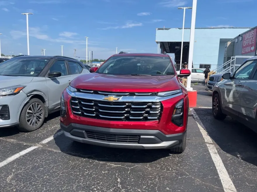 2025 Chevrolet Equinox LT photo 1