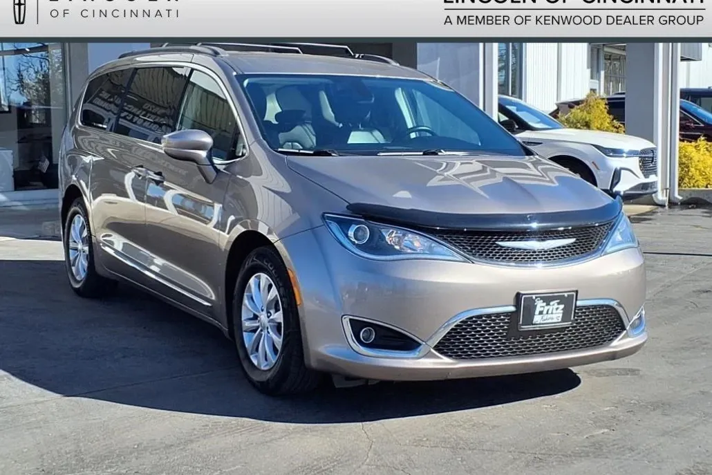 2017 Chrysler Pacifica photo 1