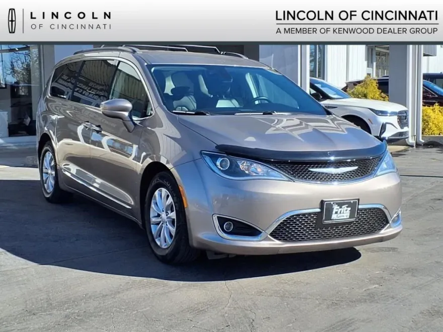 2017 Chrysler Pacifica photo 1