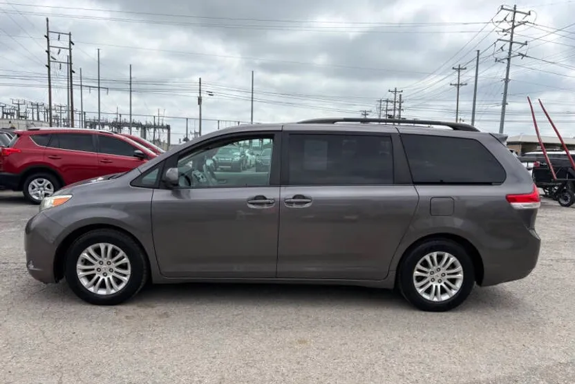 2011 Toyota Sienna XLE photo 1