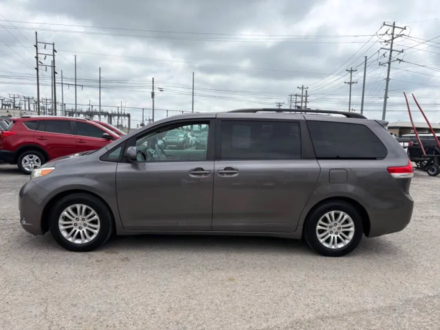 2011 Toyota Sienna XLE photo 1