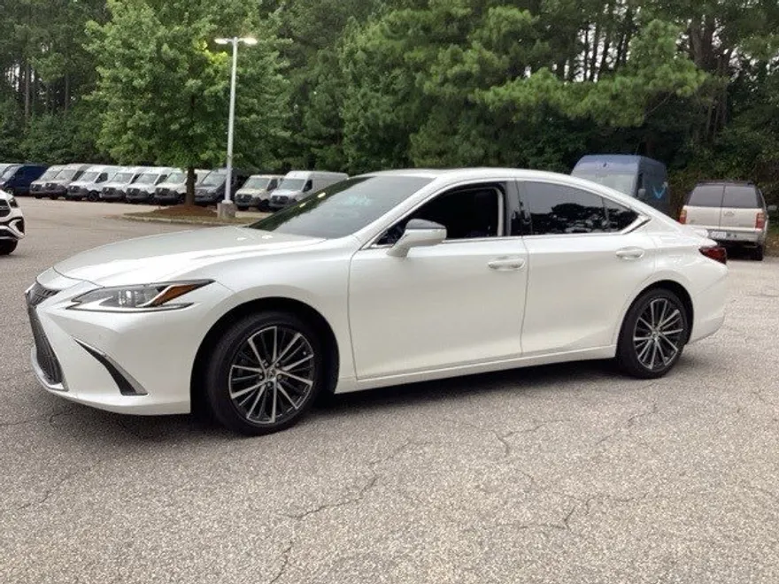 2023 Lexus ES 300h photo 1