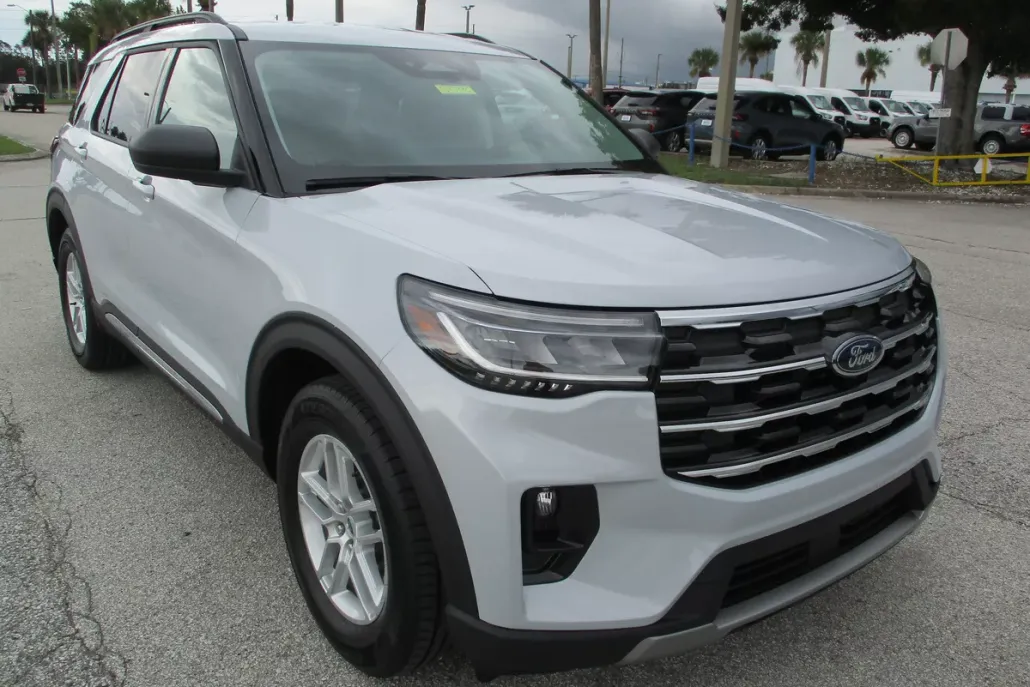 2025 Ford Explorer photo 1