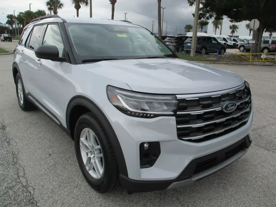 2025 Ford Explorer photo 1