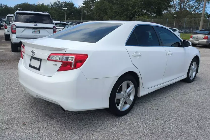 2013 Toyota Camry SE photo 1
